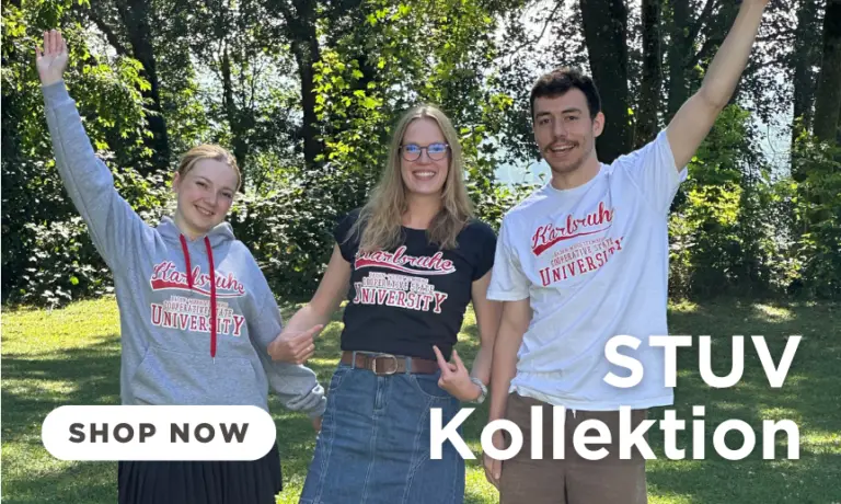 Drei Studierende stehen auf dem Bild und tragen die neue Kollektion der StuV Karlsruhe.