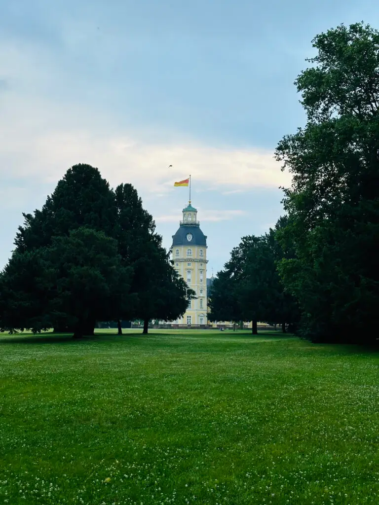 Der Schlossgarten in Karlsruhe mit Blick auf den Turm.