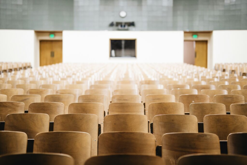 ein leerer Hörsaal in der UNI