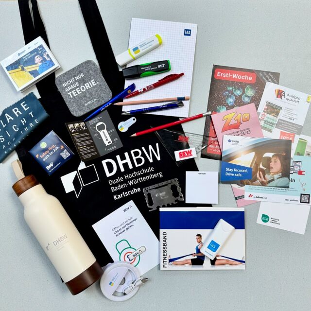 🛍️ Ersti-Beutel für die neuen Studis! 🛍️

Freut euch auf coole Goodies bei der Begrüßungsveranstaltung am Dienstag! 👏 

Ein großes Dankeschön an die Unternehmen für das großzügige Sponsoring – ohne euch wäre das nicht möglich! 🙌 

Aber Achtung: Nicht jeder Beutel enthält alles, also seid gespannt, was in eurem Überraschungsbeutel steckt! 🎁

#erstiwoche #dhbwkarlsruhe #erstibeutel #studentlife #stuvkarlsruhe #studistart