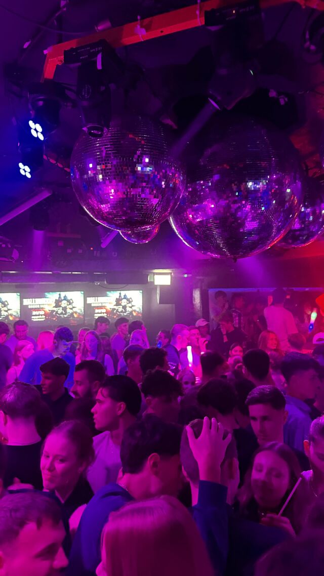 Recap: Ersti-Party im App Club 🎉

Am vergangenen Freitag haben wir mit euch im App Club die Ersti-Party gefeiert – und was für eine Nacht das war! 🔥 Vielen Dank an alle, die gekommen sind und die Tanzfläche zum Beben gebracht haben. 🎶💃🕺

Mit guter Musik, kühlen Drinks und bester Stimmung haben wir den Start ins neue Semester gebührend gefeiert. 🎓✨ Die Party war vollgepackt mit unvergesslichen Momenten, neuen Bekanntschaften und jeder Menge Spaß.
Wir freuen uns schon auf die nächsten Events, bei denen wir wieder gemeinsam feiern können! 🥳

Bleibt gespannt, was dieses Semester noch so alles ansteht – wir sehen uns auf der nächsten Party! 🙌

#stuvkarlsruhe #dhbwkarlsruhe