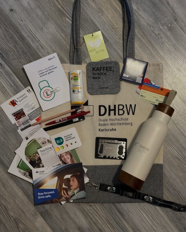 ✨ Willkommen an der DHBW, liebe Erstis! ✨

Nach den Einführungsveranstaltungen wartet schon euer Ersti-Beutel auf euch 🎒🎉
Freut euch auf coole Goodies bei der Begrüßungsveranstaltung am Dienstag!

Ein riesiges Dankeschön an unsere Sponsoren, ohne euch wäre das nicht möglich!
Aber psst 🤫: Nicht jeder Beutel ist gleich befüllt … lasst euch überraschen, was in eurem steckt! 🎁