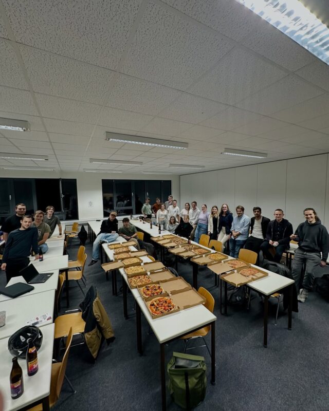 StuV-Sitzung vom 6. Oktober 🍕✨

Heute war unsere erste Sitzung im neuen Semester, mit ganzen 31 motivierten Studis! 💪

Wir haben uns vorgestellt, über aktuelle Themen gesprochen, gemeinsam Pizza gegessen und den Abend bei Getränken und guter Stimmung ausklingen lassen 🍻💬

Ab jetzt finden unsere Sitzungen wieder wöchentlich montags statt, kommt gerne vorbei, bringt eure Ideen ein und gestaltet mit uns das Campusleben aktiv mit! ❤️