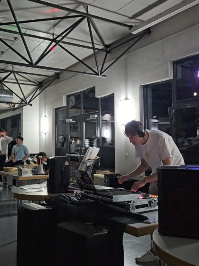 Planänderung? Die beste Entscheidung 😎 
DAS war legendär!

Unser Bierpongturnier war ein voller Erfolg! Danke an alle Teams, die gestern die Mensa zum Beben gebracht haben. Die Stimmung war mega, die Würfe waren... (meistens) gut und ihr wart einfach der Hammer!

Ein riesiges Dankeschön an alle, die dabei waren! 

Wollt ihr eine Revance? Dann sagt uns Bescheid!

Slide dich durch die Highlights des Abends! ➡️